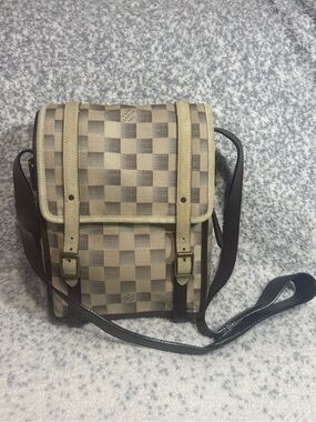 Louis Vuitton Trotteur Handbag Damier
Lune Neutral (Crossbody)